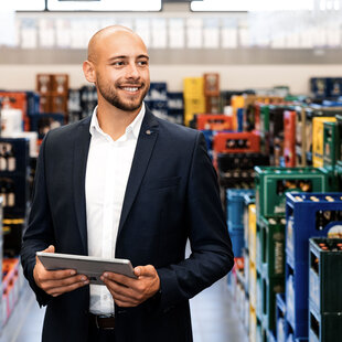 Ein kompetenter Mitarbeiter bei de Bestandsaufnahme in einem Fristo Getränkemarkt. Wir sind Digital und fortschrittlich in unseren Märkten unterwegs.