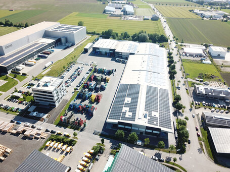 Hier ist unsere FRISTO Unternehmenszentrale in Buchloe und eines unserer Verteilerzentren, festgehalten aus der Luft mittels Drohnenaufnahme.