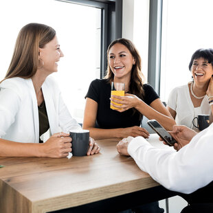 Fotoshooting im Aufenthaltsraum unserer neuen Fristo Unternehmenszentrale in Buchloe. Ein gut gelauntes Team unterhält sich gut gelaunt.