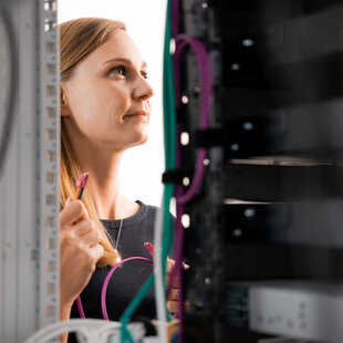 Unsere Server in der FRISTO Unternehmenszentrale werden von einer Mitarbeiterin geprüft und regelmäßig auf höchste Sicherheitsstandards überwacht.